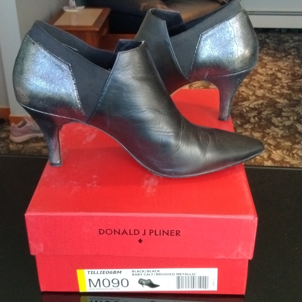 Donald J Pliner black ankle boot size 9 thin heel